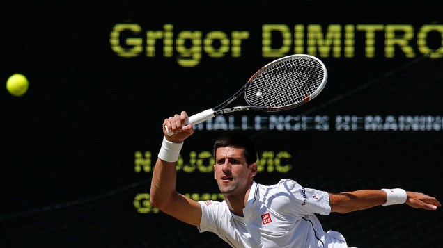 Novak Djokovic, da Sérvia, durante a semi-final contra o búlgaro Grigor Dimitrov pelo Campeonato de Tênis de Wimbledon, em Londres