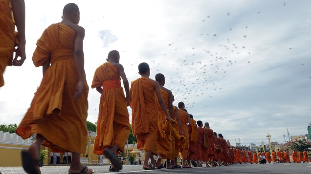 Monges budistas do Camboja durante cerimônia em frente ao Palácio Real de Phnom Penh, na capital do país