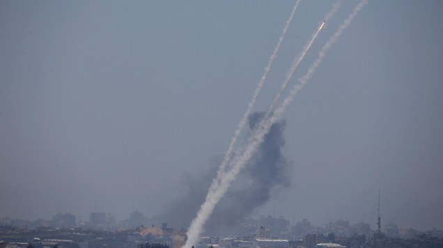 Dezenas de foguetes estão sendo lançados em direção a Israel a partir do norte da faixa de Gaza; Autoridades palestinas informaram que taques aéreos serão dados como resposta ao grupo extremista Hamas. Desde o início da semana os conflitos se intensificaram na região