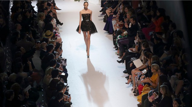 Modelo apresenta nova coleção do designer libanês, Zuhair Murad, durante o penúltimo dia da Semana da Moda de Paris, na França