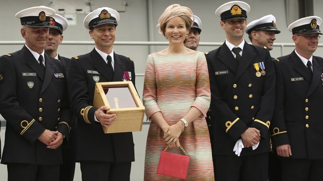 A rainha Mathilde, da Bélgica, posa com oficiais do Exército nacional durante o batismo da nova patrulha marinha, no porto de Zeebrugge, ao norte do país