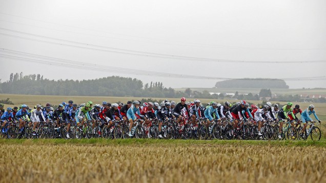 Centenas de ciclistas participam da sexta etapa do Tour de France; A maratona percorre 194 quilômetros entre as cidades francesas de Arras e Reims e acontece há 111 anos, tradicionalmente no mês de julho