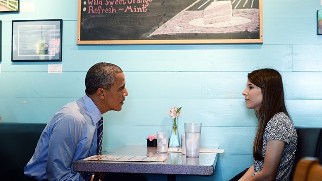 Presidente dos Estados Unidos, Barack Obama se reúne com Kinsey Button, um estudante da Universidade do Texas, que escreveu uma carta para o presidente em janeiro para explicar a luta de sua família após seus pais perderem o emprego, em um restaurante em Austin, Texas
