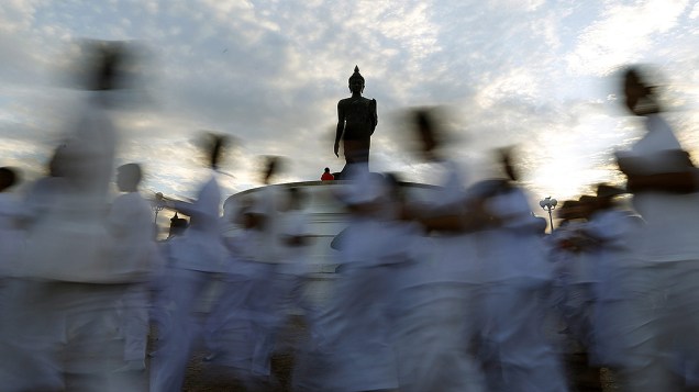 Budistas fazem ritual durante cerimônia do Khao Phansa, na Tailândia. O Khao Phansa é o começo do período em que monges se trancam em seus templos para estudar e meditar