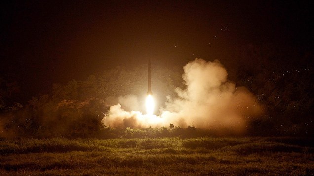 Foto sem data mostra um lançamento de um foguete pelas Forças Armadas da Coreia do Norte
