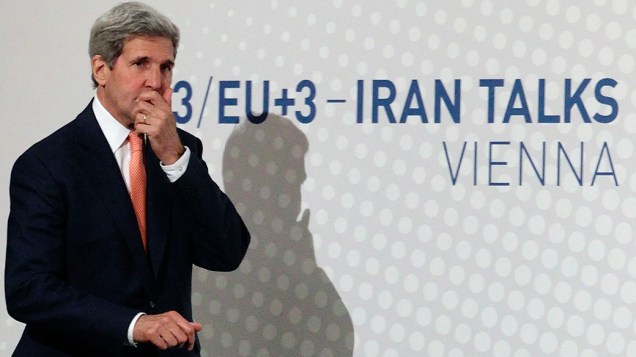 O Secretário de Estado dos Estados Unidos, John Kerry, durante coletiva em Viena, na Áustria. Kerry anunciou nesta terça-feira (15) que o Irã não manterá o atual número de centrífugas de enriquecimento nuclear. A decisão faz parte de um acordo a longo prazo com seis potências mundiais que levaria a um fim gradual das sanções impostas ao país