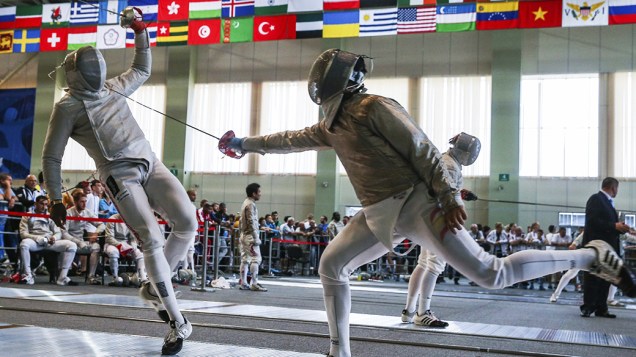 O britânico, Curtis Miller, enfrenta o espanhol, Miguel Garcia, durante fase de qualificação do sabre masculino, no Campeonato Mundial de Esgrima, na cidade de Kazan, na Rússia 
