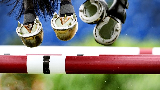 Cascos de um cavalo são vistos durante salto de obstáculo em um evento equestre na cidade de Aachen, oeste da Alemanha