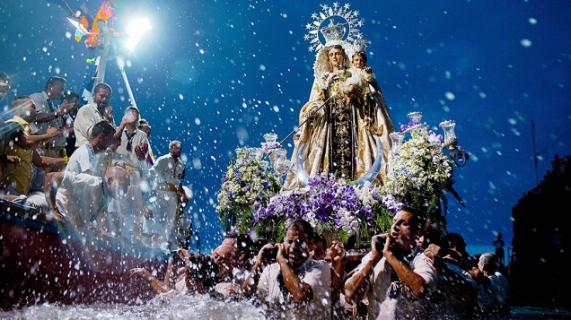 Membros de uma irmandade católica carregam a imagem de Nossa Senhora do Carmo, no cais de Puerto de la Cruz na ilha canária de Tenerife, Espanha. A festa da padroeira dos pescadores é celebrada anualmente desde 1921