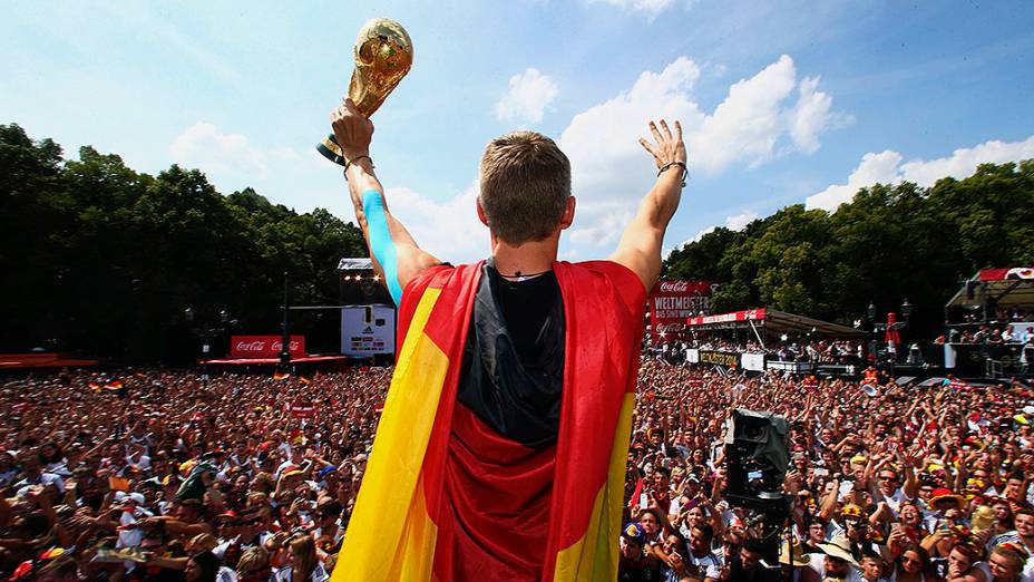 Schweinsteiger mostra a Taça da Copa para o público alemão que recepcionou os jogadores em Berlim, na Alemanha