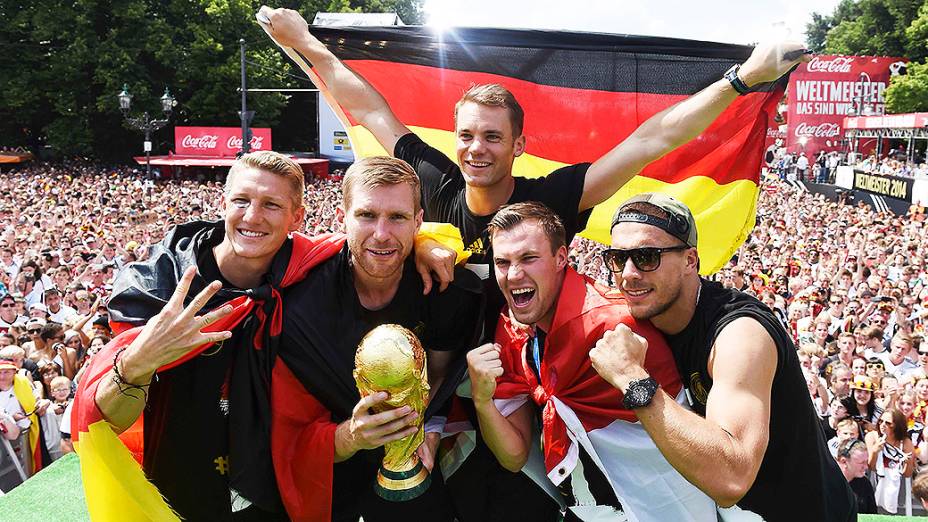 Jogadores da Alemanha seguram a Taça da Copa do Mundo durante celebração do tetra, em Berlim