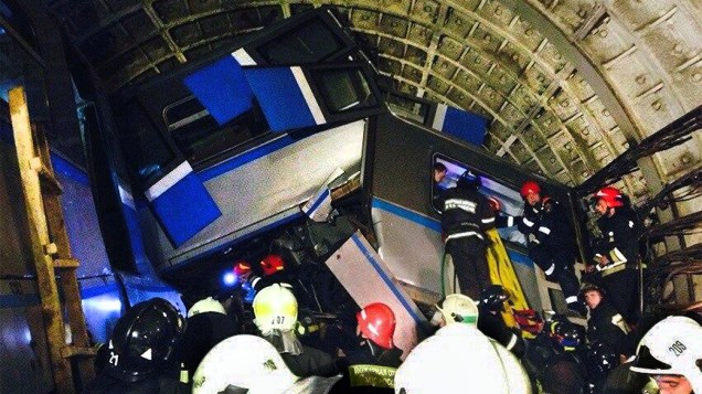 Em Moscou, pelo menos 20 pessoas morreram e centenas ficaram feridas em descarrilamento de metrô