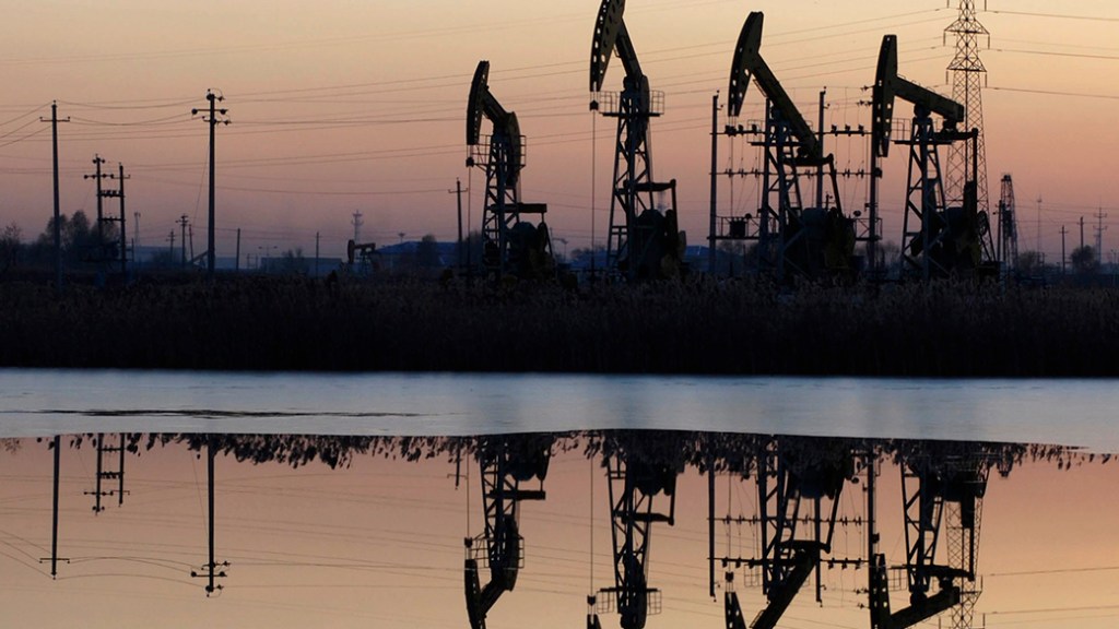 Os preços de petróleo têm recuado acentuadamente desde junho, refletindo a desaceleração econômica global