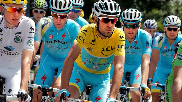 Equipe italiana de ciclismo completa a 11 ª etapa da maratona Tour de France, entre as cidades de Besancon e Oyonnax, região dos alpes, ao leste do país