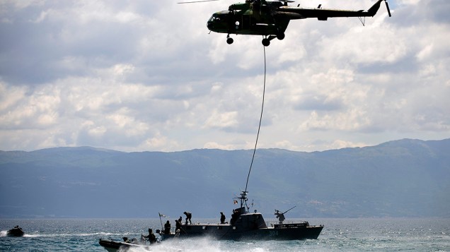 Membros do exército macedônio durante exercício militar, ao oeste da capital, Skopje;  As manobras visam o combate ao terrorismo e envolvem unidades de operação especial em conjunto com a marinha e a aeronáutica