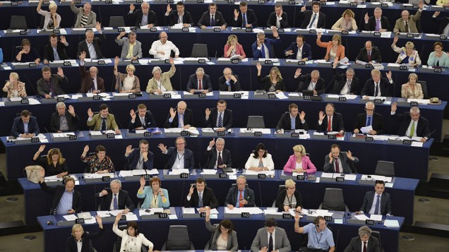 Na França, deputados votam no Parlamento Europeu, em Estrasburgo. Foi aprovada hoje (16) a adoção do euro pela Lituânia