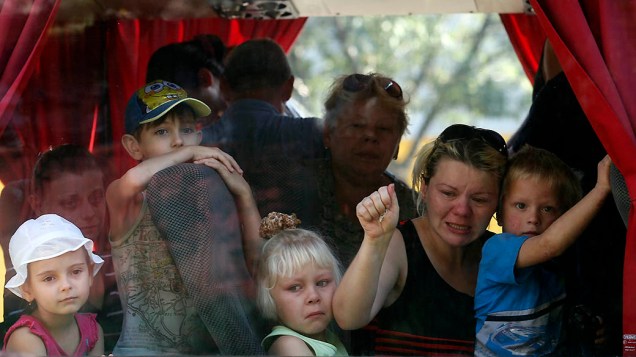 Na Ucrânia, moradores de Donetsk embarcam rumo à Rússia para escapar do combate entre o exército ucraniano e os rebeldes pró-russos