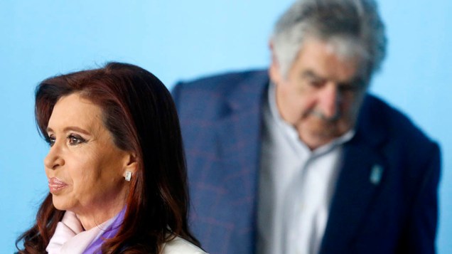 A presidente argentina, Cristina Kirchner e o presidente do Uruguai, José Mujica em evento do BRICS em Brasília