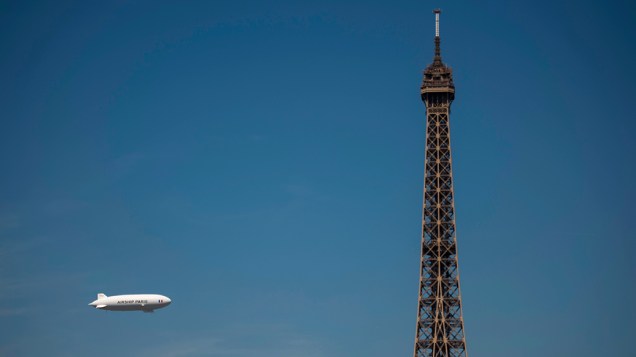 Na França, um dirigível usado para medir a poluição atmosférica voa perto da Torre Eiffel, em Paris