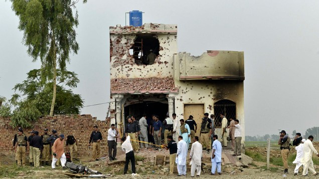 Autoridades procuram por vítimas após um tiroteio entre as forças nacionais e militantes, na cidade de Lahore, região oriental do Paquistão