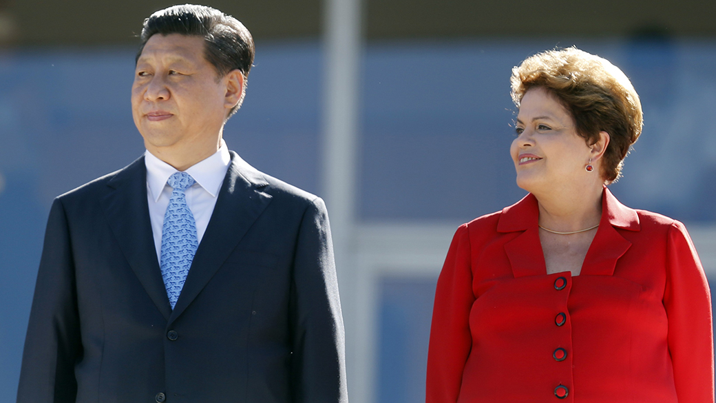 O presidente da China, Xi Jinping, ao lado da presidente brasileira, Dilma Rousseff, durante cerimônia de boas-vindas, no Palácio do Planalto, em Brasília. O líder chinês está no país para participar da sexta cúpula dos BRICS