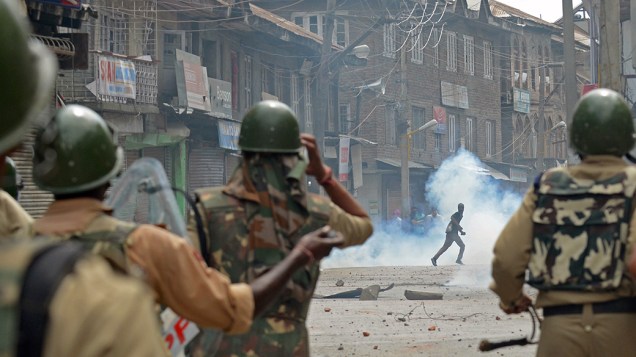 Manifestantes da Caxemira entram em confronto com a polícia indiana durante uma manifestação contra as operações militares israelenses em Gaza, em Srinagar, região  norte do país