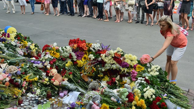 Centenas de pessoas deixaram flores e acenderam velas em frente à Embaixada dos Países Baixos em Kiev, um dia depois de um voo da Malásia Airlines transportando 298 pessoas de Amsterdã para Kuala Lumpur caiu no leste da Ucrânia