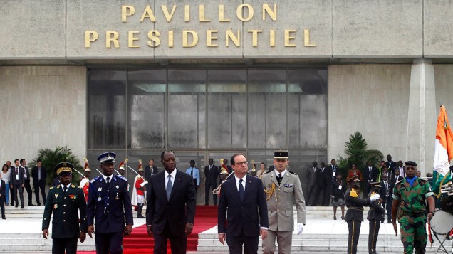 O presidente da França, François Hollande, com o presidente da Costa do Marfim, Alassane Ouattara, antes de embarcar Aeroporto Internacional de Abdjan. A visita oficial teve como objetivo melhorar as relaçõeas entre os dois países