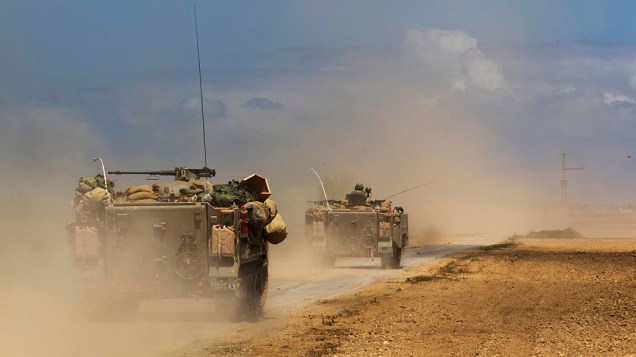 Em Israel, soldados viajam em veículos blindados próximo a região da Faixa de Gaza. O país intensificou a ofensiva terrestre com tanques e navios de guerra, declarando que poderia ampliar significativamente os ataques contra o Hamas. Os cerca de 1,8 milhão de habitantes que povoam a Palestina estão sendo atingidos pelos conflitos 