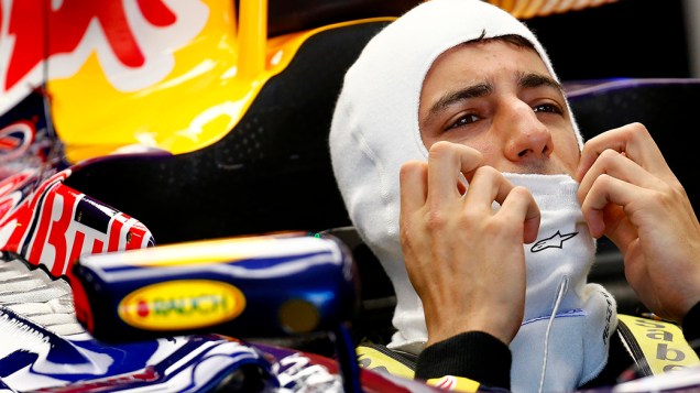O piloto de Fórmula 1 da Red Bull, Daniel Ricciardo, ajusta máscara durante a primeira sessão de treinos livres antes do GP da Alemanha, no circuito de corridas de Hockenheim, ao sul do país