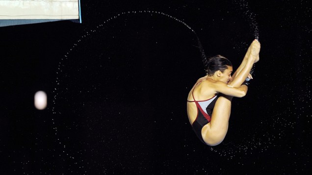 A canadense Meaghan Benfeito mergulha na final da competição na plataforma de 10 metros durante a Copa do Mundo de Saltos Ornamentais, em Xangai, na China