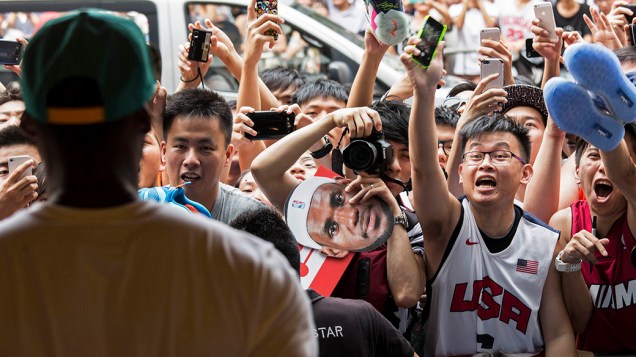 Fãs acenam e gritam com a chegada do jogador de basquete da NBA, LeBron James, durante um evento promocional em Hong Kong, na China   