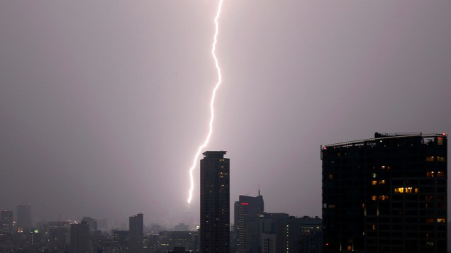 Relâmpagos sobre os prédios de Tóquio, no Japão, durante uma tempestade ao anoitecer. Toda a região e os países vizinhos tem sofrido com o clima nos últimos dias
