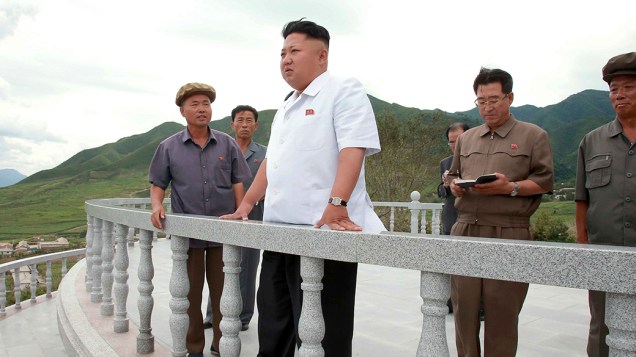 O ditador norte-coreano, Kim Jong Un, durante uma visita ao projeto de cultivo Kosan Fruit Farm, região norte do país