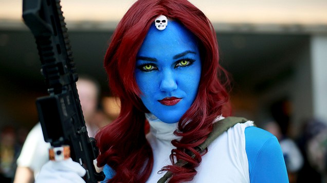 Participante da feira Comic-Con na Califórnia chega vestida da personagem Mística do filme X-Men