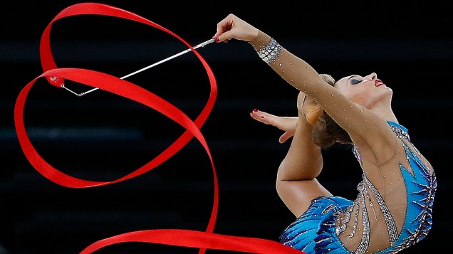 A canadense Patricia Bezzoubenko executa coreografia com a fita durante a competição de Ginástica Rítmica feminina nos Jogos da Commonwealth em Glasgow, na Escócia