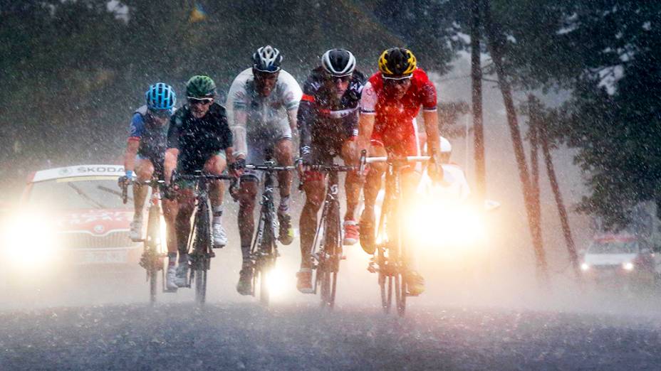 Tempestade nos Pirineus, durante etapa do Tour de France