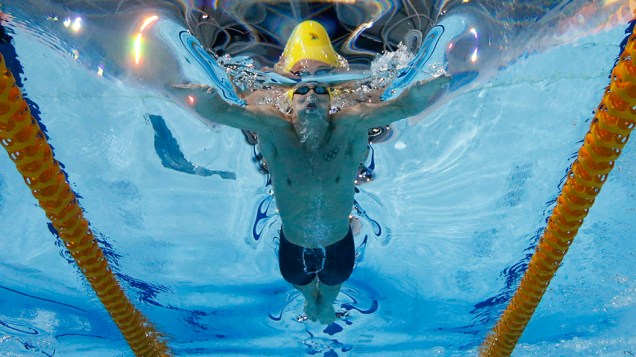 O australiano, Jayden Hadler, é fotografado debaixo dágua enquanto disputa semi-final dos 100m borboleta, durante os Jogos de Commonwealth, em Glasgow, na Escócia