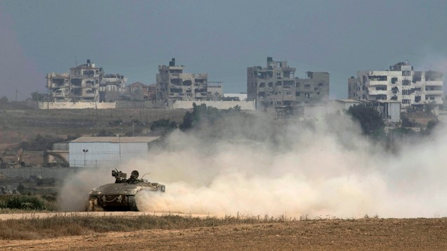 Veículo do exército de Israel volta a região após cruzar a fronteira com o norte da Faixa de Gaza, na manhã desta segunda-feira (28)