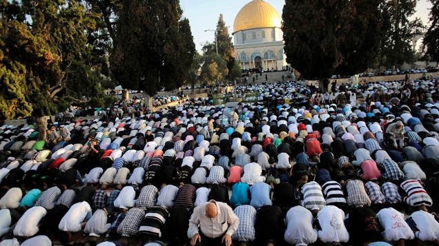 Centenas de muçulmanos participam de uma oração em frente a Cúpula da Rocha, um dos sítios sagrados do Islã, na Cidade Velha de Jerusalém