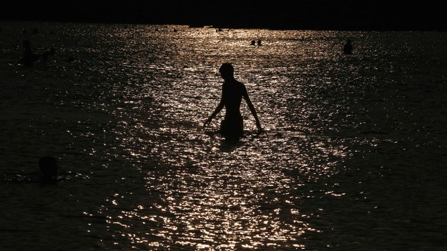 Um garoto é fotografado no mar ao sul de Atenas, na Grécia