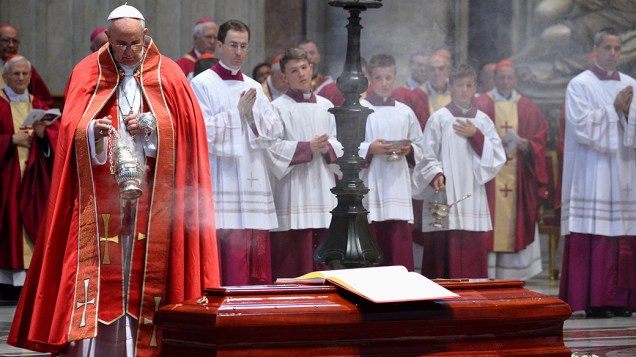 O papa Francisco é visto durante funeral do Cardeal Francesco Marchisano, na Basílica de São Pedro, no Vaticano