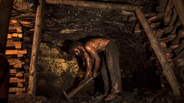 Um trabalhador quebra carvão em uma mina, na província de Punjab, a mais rica e populosa do Paquistão