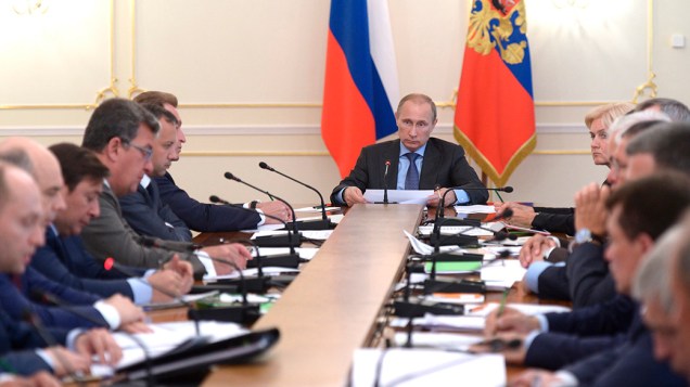 O presidente russo, Vladimir Putin, durante reunião do governo onde líderes discutiram a questão da Ucrânia, na residência Estado Novo-Ogaryovo, nos arredores de Moscou