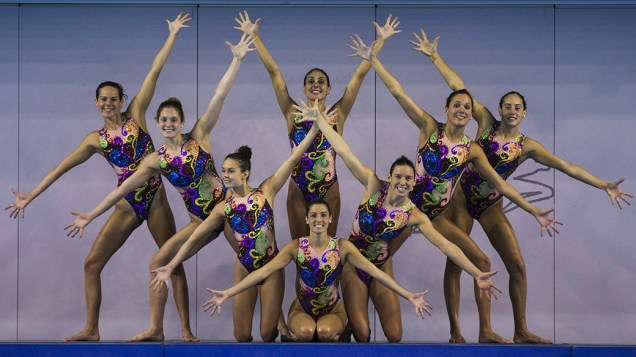 Em Barcelona, a seleção espanhola de nado sincronizado é fotografada durante treinamento para o Campeonato Europeu