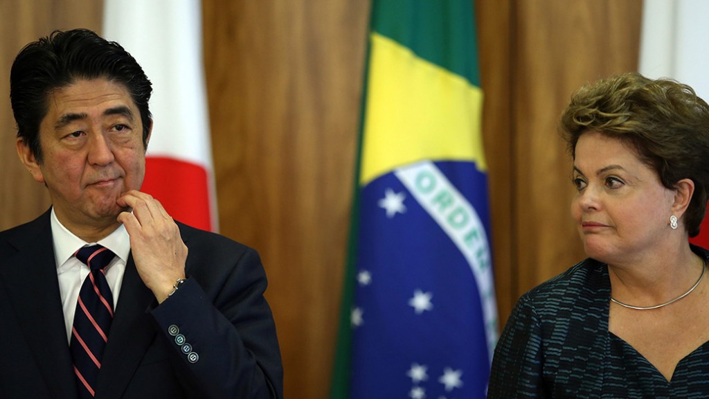 O primeiro-ministro do Japão, Shinzo Abe, e a presidente Dilma Rousseff, durante cerimônia de assinatura de acordos, no Palácio do Planalto, em Brasília