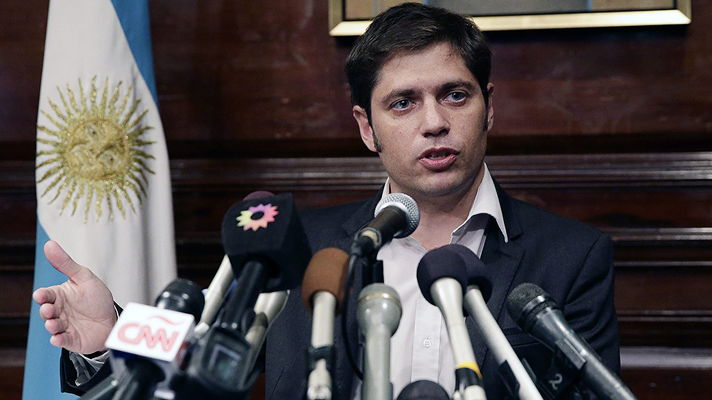 Ministro da Economia argentino, Axel Kicillof, fala à imprensa no Consulado da Argentina, em Nova York depois de uma reunião de mediação sobre a dívida do país