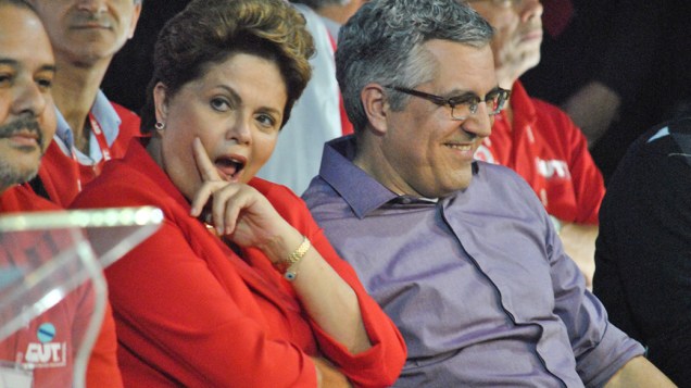 A presidente Dilma Rousseff e o candidato ao governo de São Paulo, Alexandre Padilha, participam do encerramento da plenária da Central Única dos Trabalhadores (CUT), em Guarulhos, região da grande São Paulo