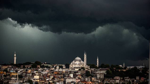 Nuvens se formam sobre a Mesquita Suleymaniye (R) durante uma tempestade em Istambul, na Turquia