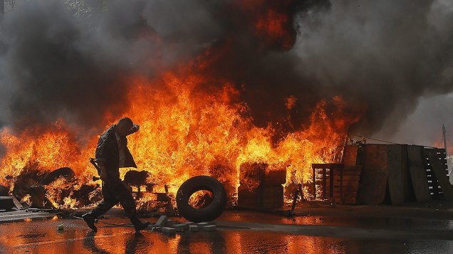 Ativistas queimaram pneus durante protesto contra as autoridades ucranianas, perto da Praça da Independência, no centro de Kiev